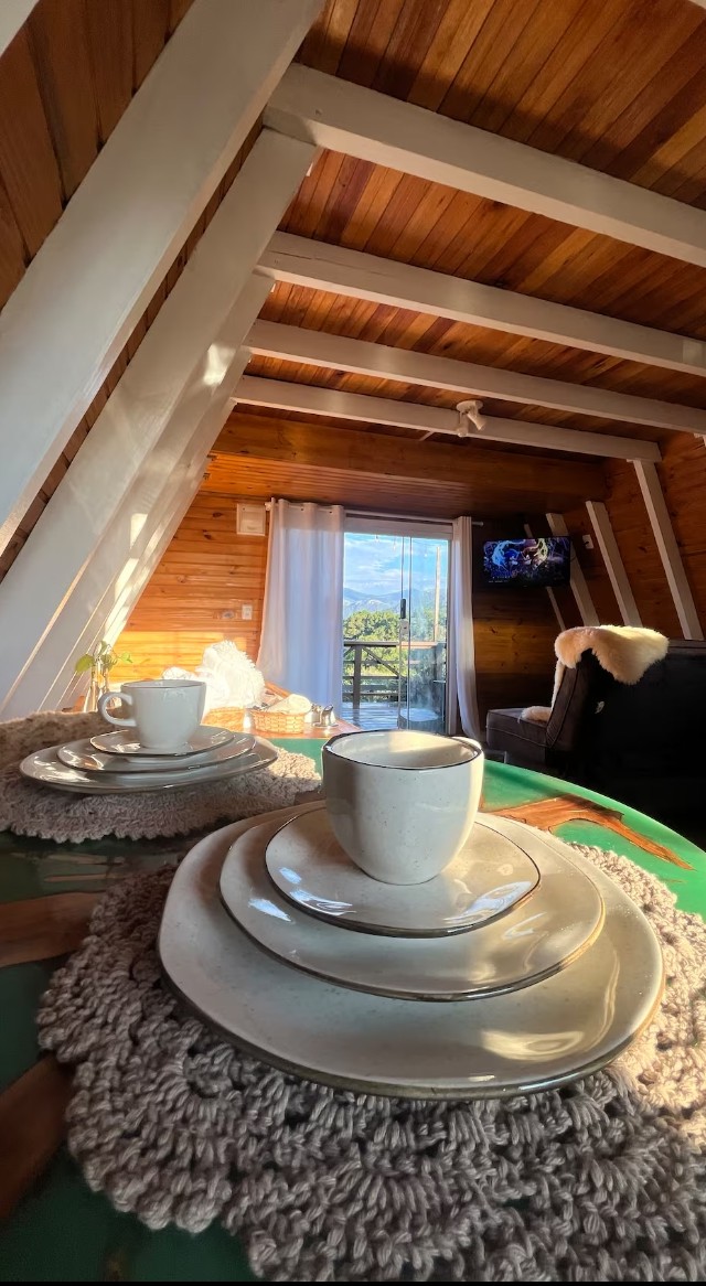 Detalhes de madeira e iluminação aconchegante da cabana